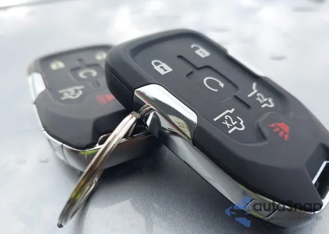 2017 GMC Yukon Xl Slt z USA, uszkodzony, nr VIN 1GKS2GKC8HR189057